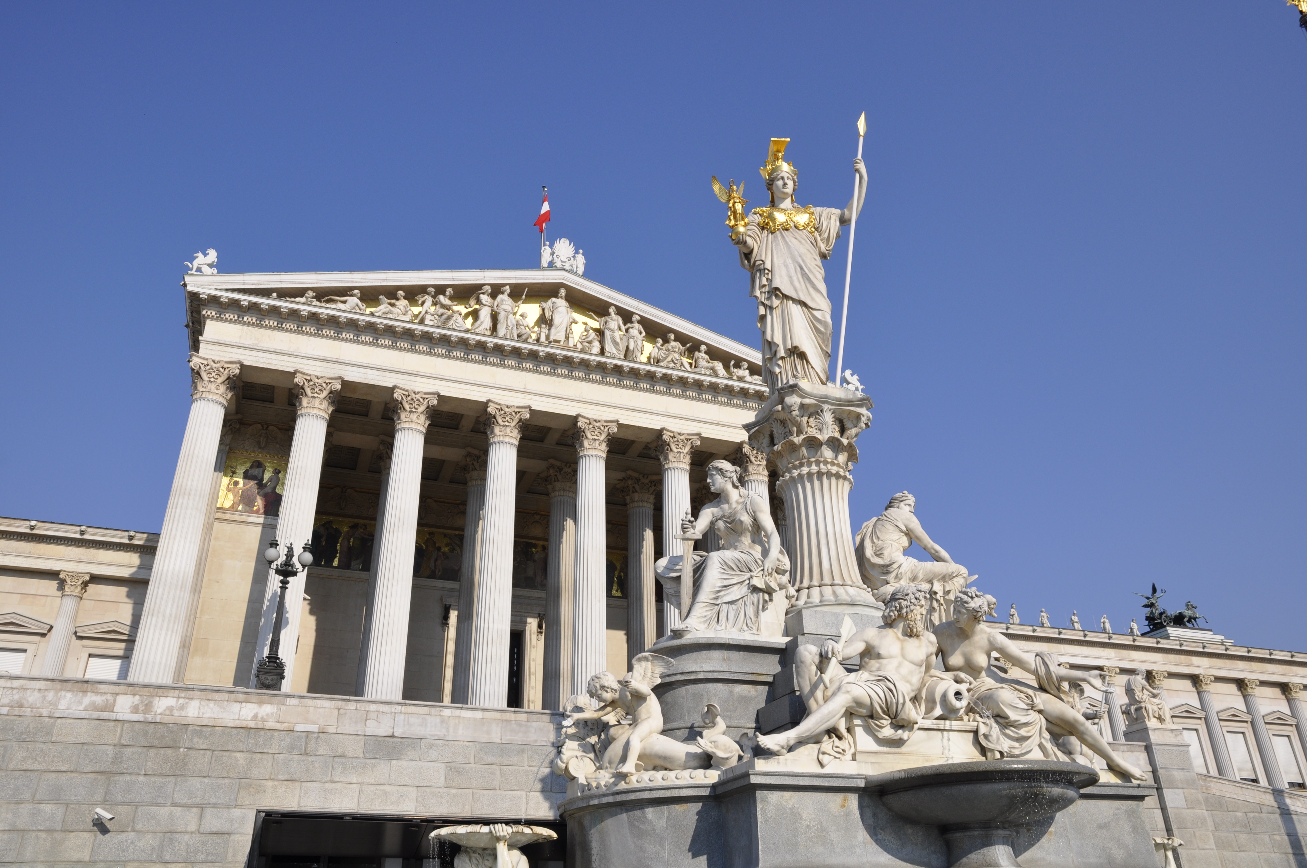 Le Parlement et la statue Athéna à Vienne